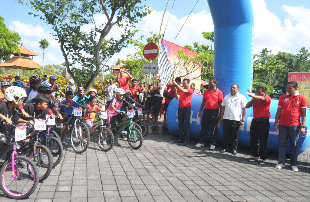Wakil Bupati Badung I Ketut Suiasa membuka balap sepeda, Minggu, (16/10) di Puspem Badung.