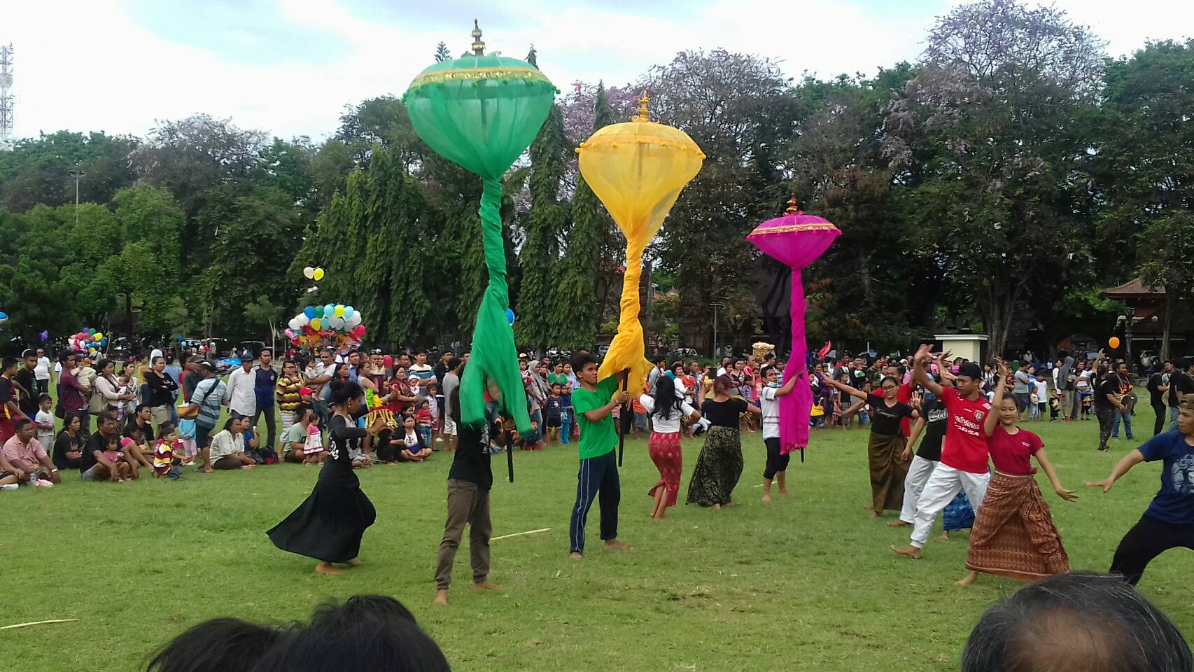 Kegiatan Gladi Bersih salah satu pengisi acara dalam Karnaval atau Parade Kebudayaan serangkaian World Culture Forum 2016 di lapangan Puputan Badung I Gusti Ngurah Made Agung, Senin (10/10)
