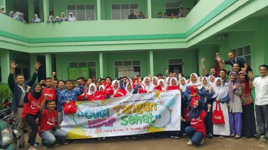 Cuci Tangan Hidup Sehat mendapat sambutan positif dari siswa-siswi MTS Yasta Bunter, Cihanjuang, Jumat (14/10)