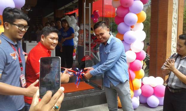 Owner Celebrity Celluler Putu Arimbawa menggunting pita tanda mulai beroperasinya Celebrity Cellluler yang berlokasi di Jalan Sudirman Amlapura, Sabtu lalu.