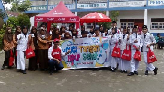 Siswa-siswi Mts Kandepag Medan usai mengikuti pelatihan Cuci Tangan Hidup Sehat oleh Coca-Cola Amatil Indonesia dan Sealed Air, Jumat (14/10)