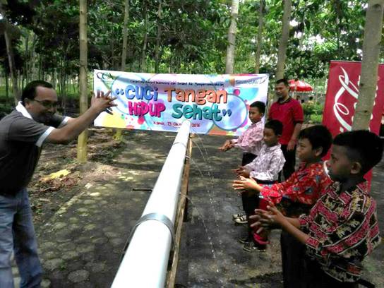 Siswa dari ketujuh sekolah penerima manfaat Coca-Cola Forest mengikuti pelatihan Cuci Tangan Hidup Sehat di area Coca-Cola Forest Lampung, Kamis (13/10)