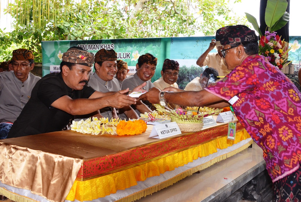 Wakil  Bupati Badung I Ketut Suiasa bersama Anggota DPRD Badung Dapil Pecatu I Made Sumertha saat menghadiri  penilaian Lomba Subak Abian di Subak Abian Puluk-Puluk Desa Adat Pecatu Kuta Selatan Kabupaten Badung, (26/10).