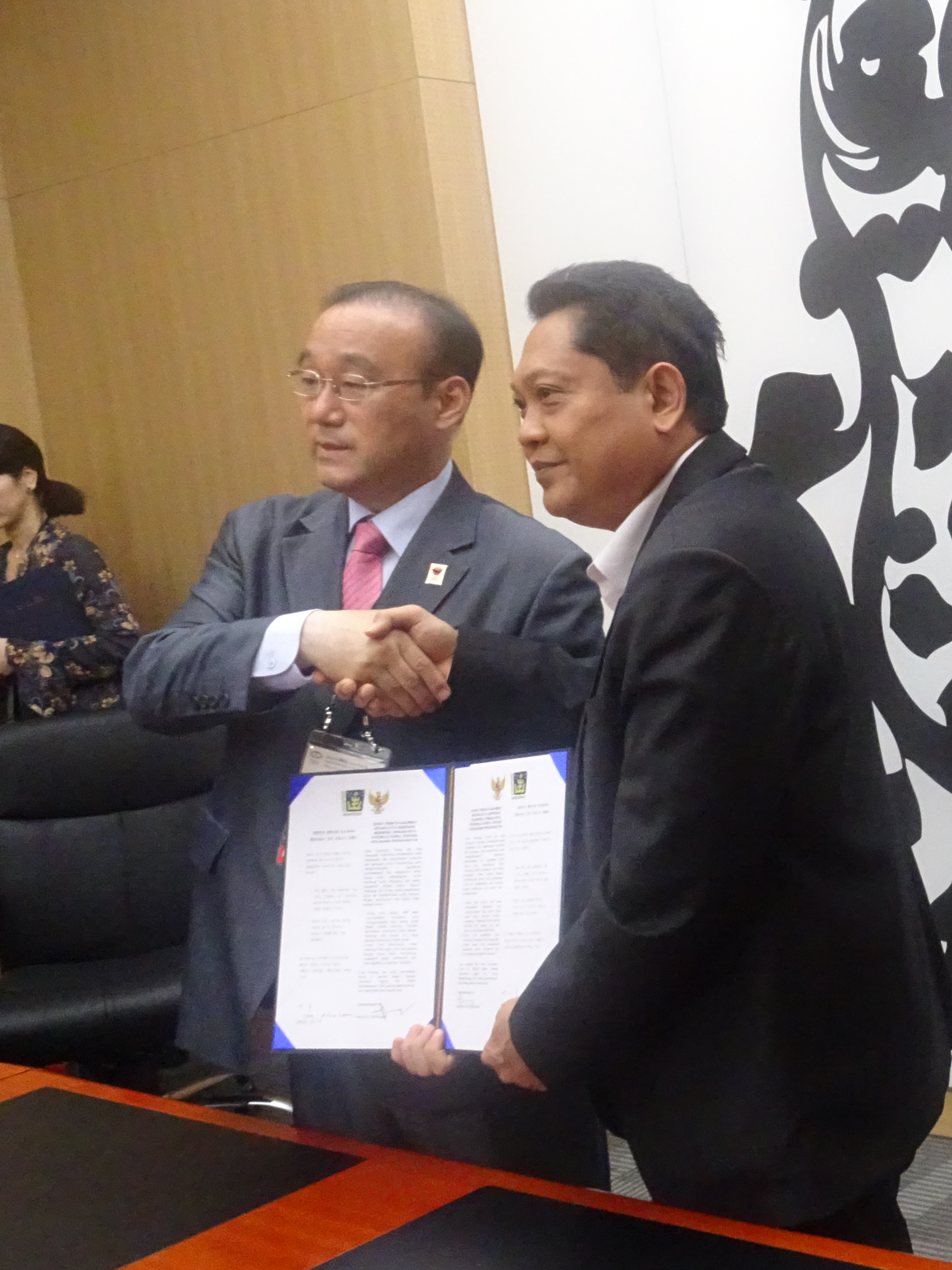 Walikota Denpasar IB. Rai Dharmawijaya Mantra saat bertemu dan menandatangani Letter of Intent (LoI) terkait Kerjasama Bidang Kebudayaan, Pendidikan dan Teknologi dengan Walikota Gyeongju Korea Selatan Yang Sik beberapa waktu yang lalu.