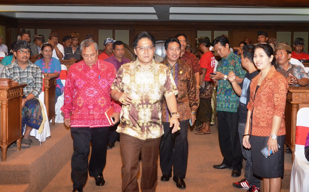 Bupati Badung I Nyoman Giri Prasta, S.Sos, (29/10) kemarin disaat memberikan pengarahan kepada 1.789 kelompok masyarakat di Badung calon penerima dana hibah pada anggaran Perubahan APBD Badung tahun 2016, di Ruang Sidang Uttama Gosana, Kantor DPRD Badung, Puspem Badung.