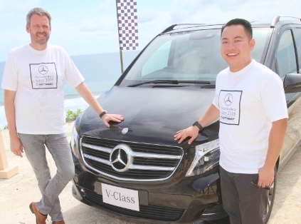 Ralf Kraemer, Managing Director of Commercial Vehicle Mercedes-Benz Distribution Indonesia dan Yudi Lesmana, Department Manager Product Management Mercedes-Benz Distribution Indonesia sedang berpose bersama di depan Mercedes-Benz V-Class.