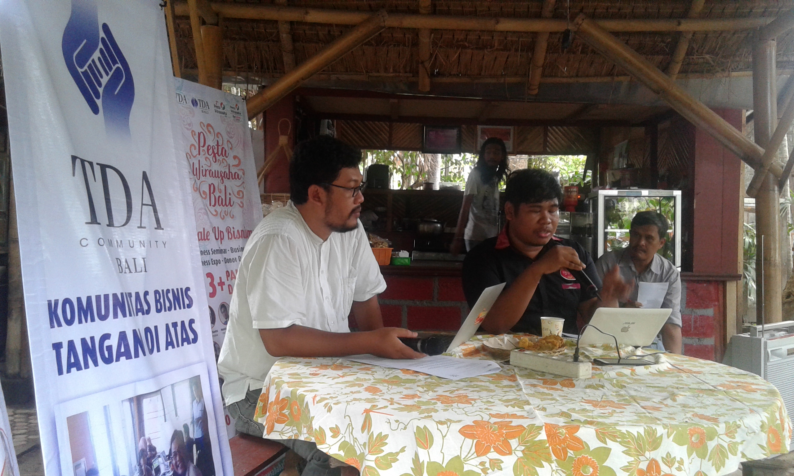Ketua Panitia Pesta Wirausaha Made Sugita (kanan) dan Ketua TDA Bali Hendra W. Saputro (kiri) saat memberi keterangan kepada wartawan terkait Pesta Wirausaha Bali, di Warung  Kubu Kopi, Jumat (9/12/20126).