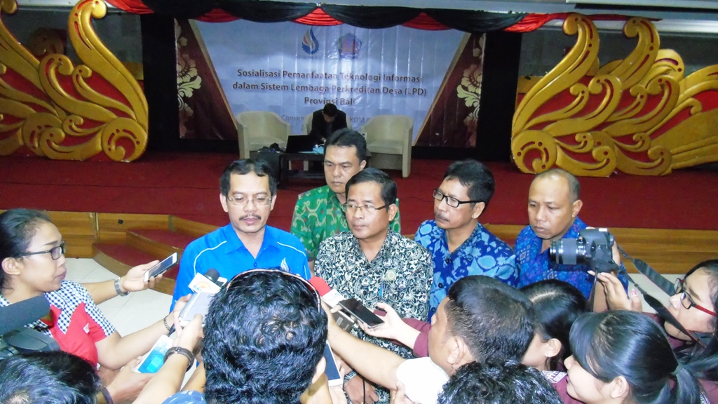 Dadang Hermawan dan Nyoman Cendekiawan memberi keterangan pers usai menandatangani MoU.