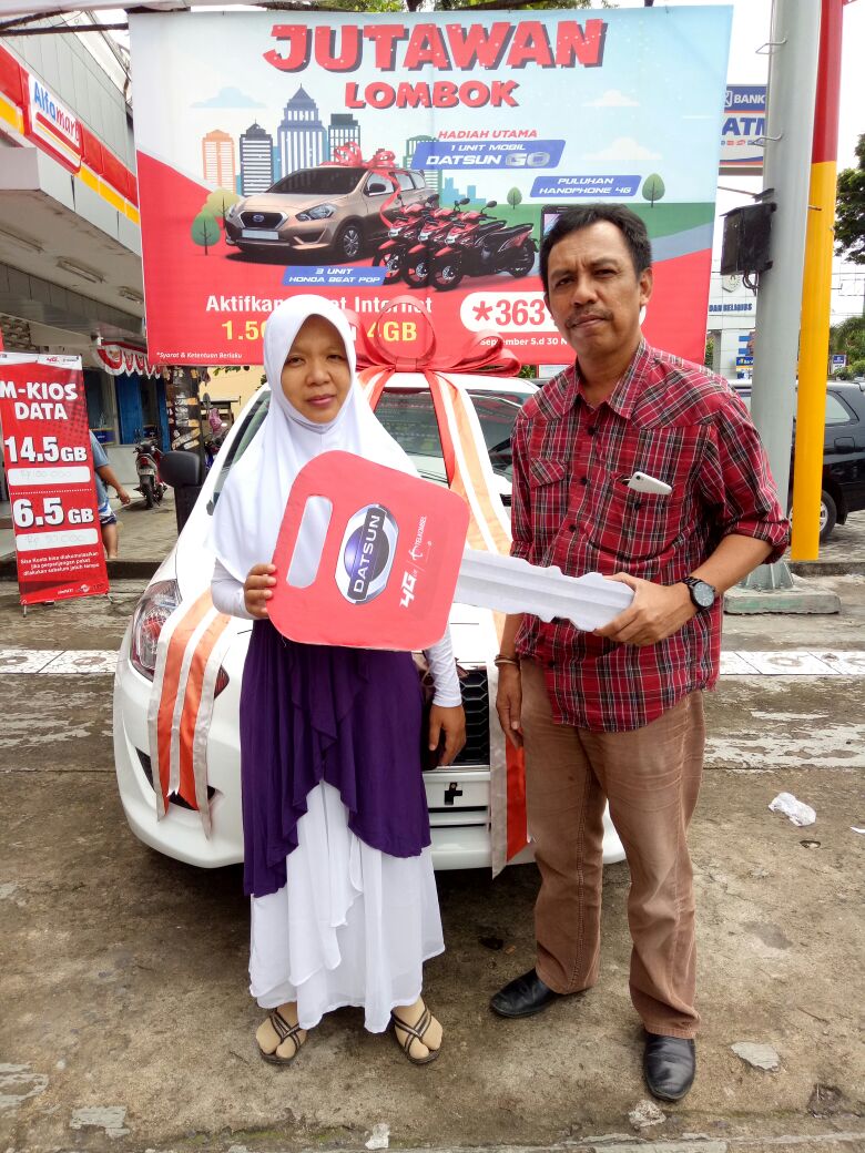Mgr Telkomsel Branch Mataram Khalid HD Salam menyerahkan 1 unit Mobil Datsun Go Panca kepada Pelanggan Setia Telkomsel Lombok