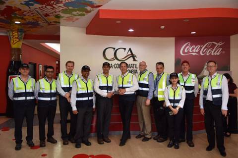 President Director CCAI, Kadir Gunduz (kelimadarikiri) sambutMenteriPerdagangan, Pariwisata, danInvestasi Australia, Steven Ciobo (tengah) dan Duta Besar Australia untuk Indonesia, Paul Grigson (kelimadarikanan) di CCAI Cibitung National Plant, Rabu (7/12).TurutmenjadituanrumahdalamkunjunganiniadalahDirector Supply Chain CCAI, Gigy Philip (keempatdarikiri), Plant Operation Manager CCAI, Vasilii Gusko (paling kiri).