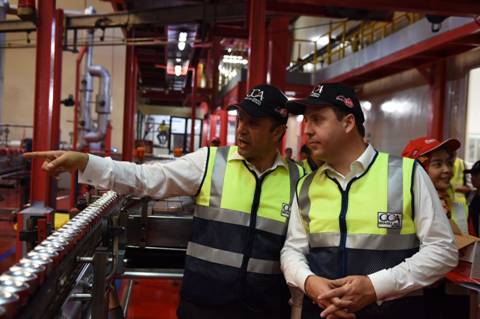 President Director Coca-Cola Amatil Indonesia, Kadir Gunduz (kiri), mendampingiMenteriPerdagangan, PariwisatadanInvestasi Australia, Steven Ciobo (kanan), saatmelakukan Coca-Cola Plant Tour di CCAI Cibitung National Plant, Rabu (7/12).