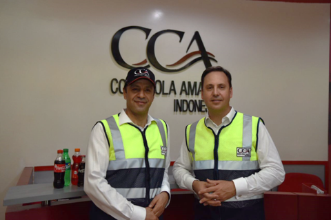 President Director Coca-Cola Amatil Indonesia, Kadir Gunduz (kiri) dan Menteri Perdagangan, Pariwisata dan Investasi Australia, Steven Ciobo (kanan) usai melakukan Coca-Cola Plant Tour di pabrik CCAI terbesar di Indonesia. CCAI sendiri merupakan investasi Australia terbesar di Indonesia, dengan alokasi dana sebesar USD500 juta untuk 3-4 tahun mendatang.
