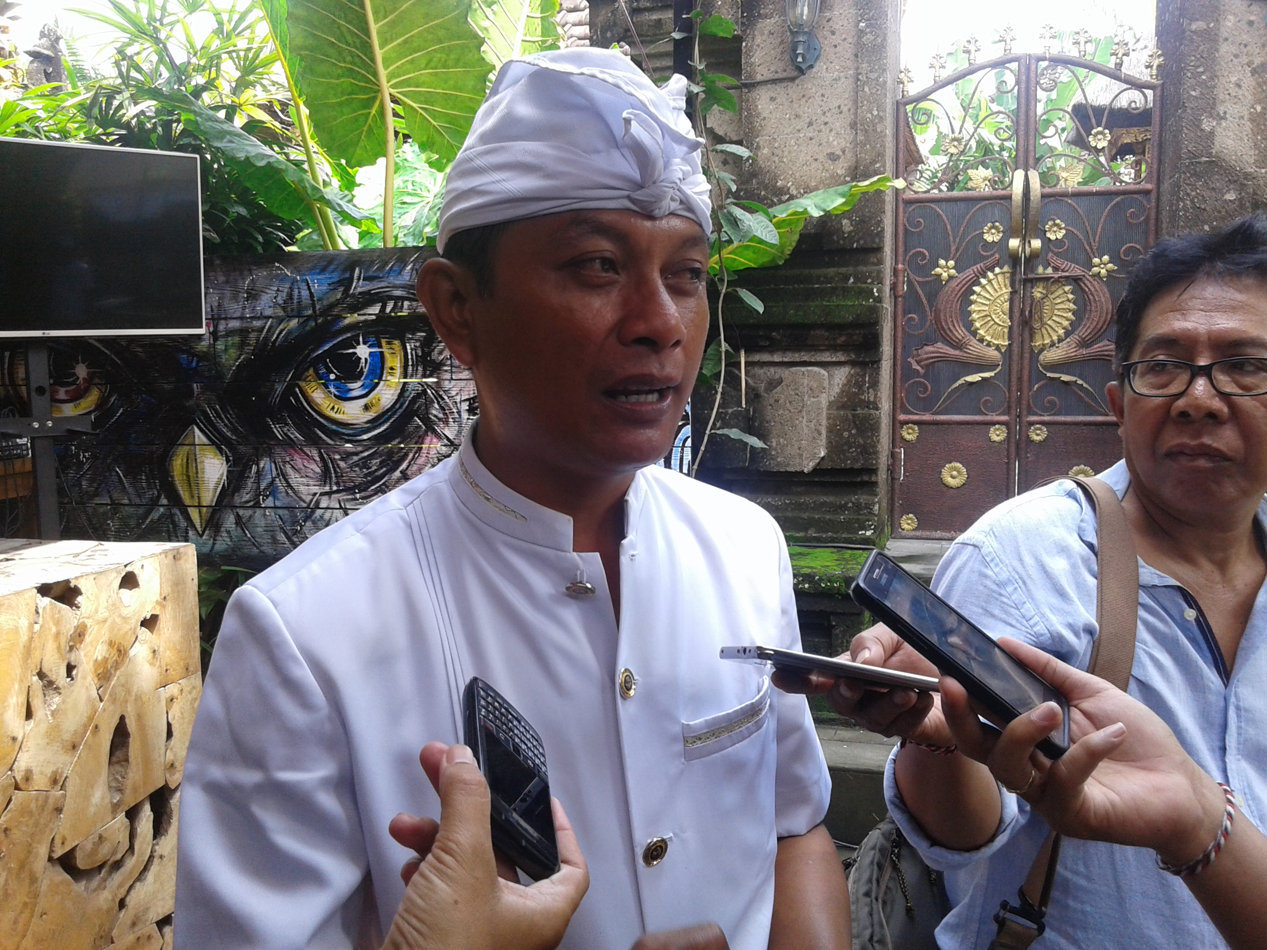 Manager Operasional Wayan Astawa saat memberi keterangan pers. 