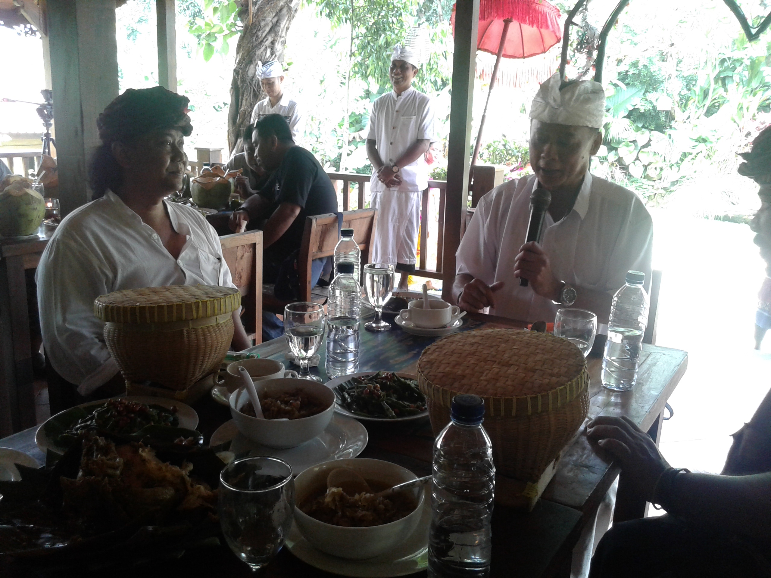 Tokoh Puri Kesiman AA Kusuma Wardhana berbincang dengan owner Warung Mina Dalung Gusti Ngurah Agung Trisena Bratha.