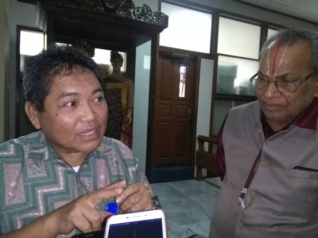 Dr.Ir. Safri Burhanuddin,D.E.A. (kiri) &Prof. Vasudevan (kanan) 