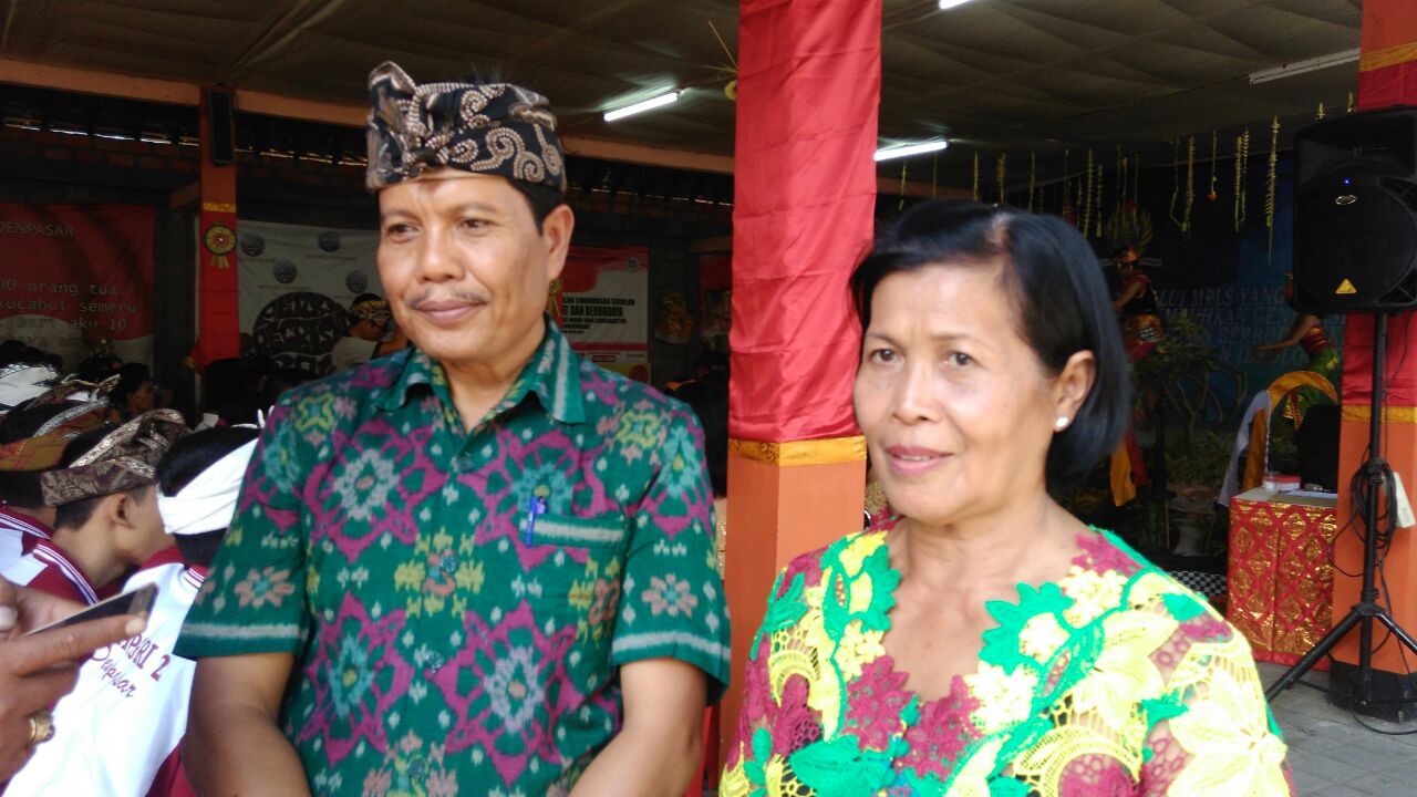 Drs. Made Suwecana dan Dra. Ni Wayan Suweni