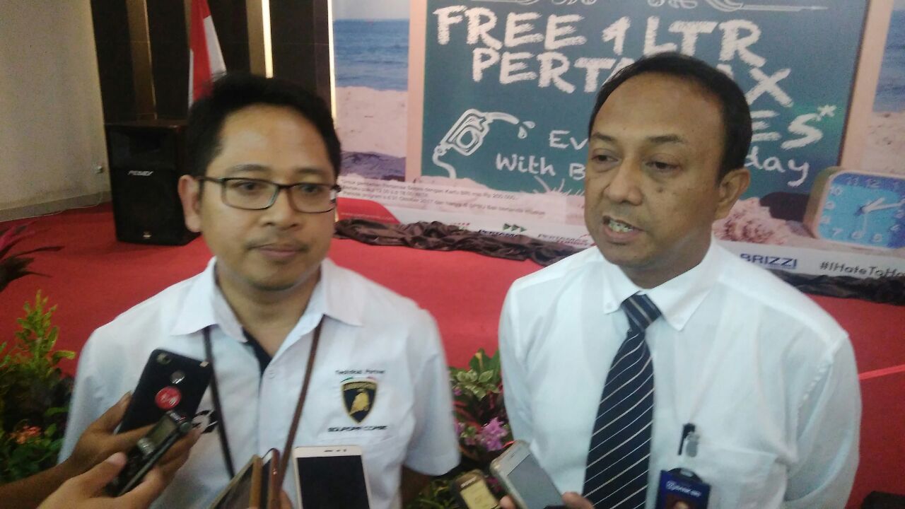 Marketing Branch Manager Bali, I Ketut Permadi Aryakumara (kiri), dan Yoyok Mulawarman selaku Wakil Pemimpin BRI wilayah Bali Nusra.
