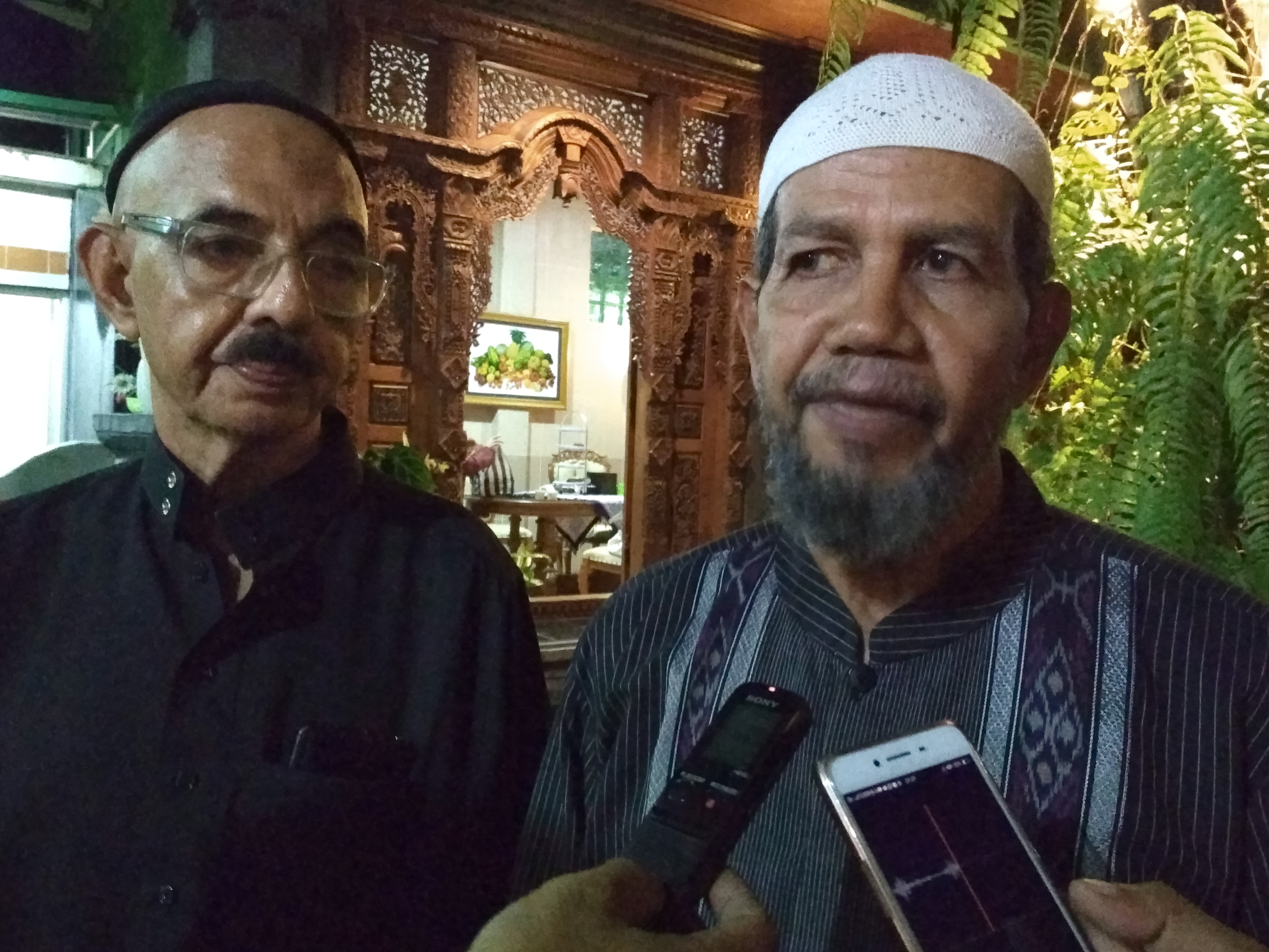 Haji Yahya (kiri) dan Muchsin Umar Alkatiri