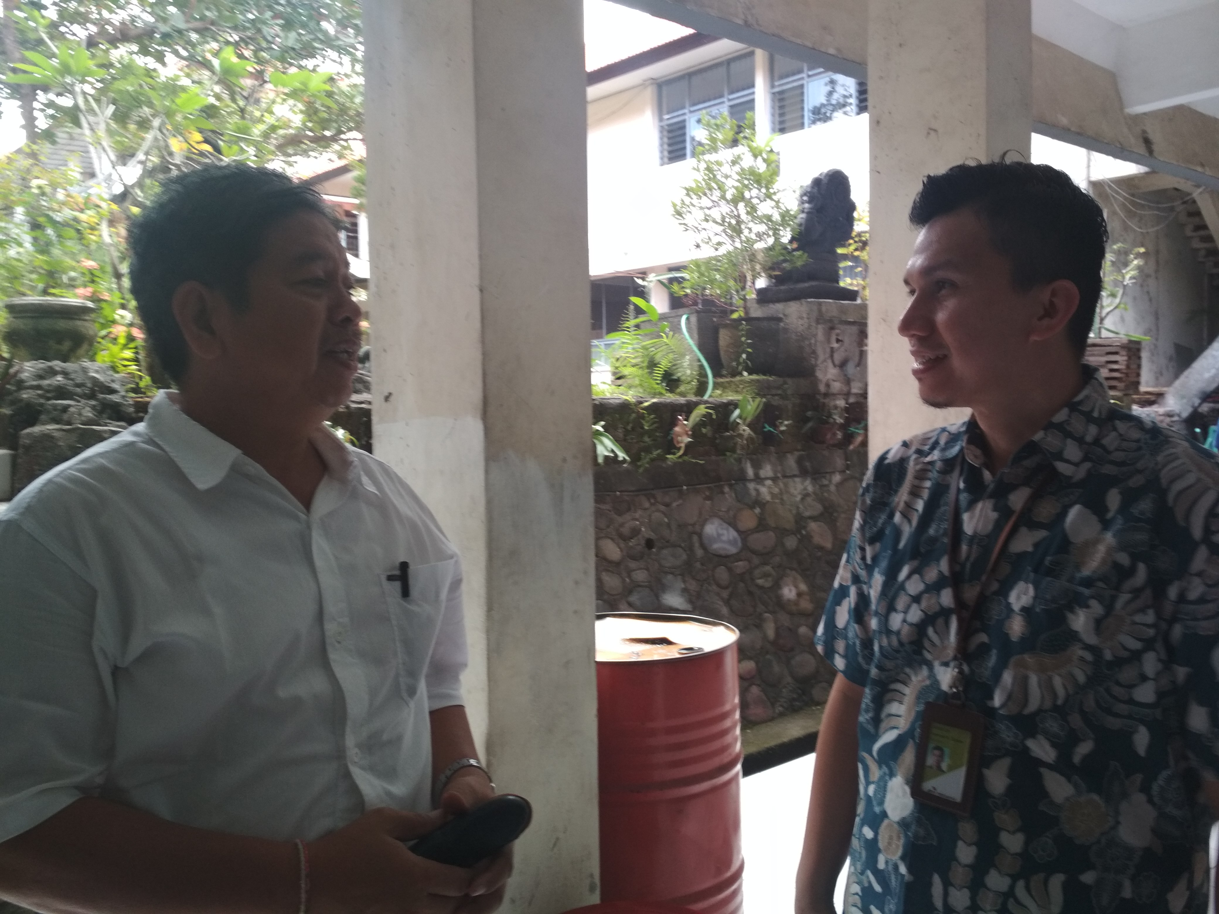 Kepala SMKN 1 Denpasar K. Suparsa (kiri) bersama Asisten Manager Communication PT Pertamina, Yoesoef Alfredo 