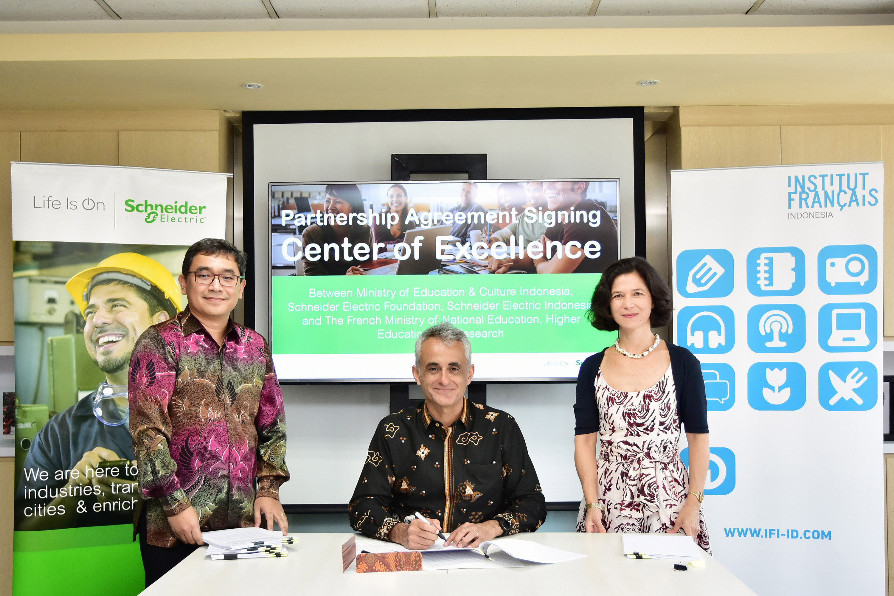 Kiri ke kanan: Robert Rolan Napitupulu selaku Business Development Director Schneider Electric Indonesia, Xavier Denoly selaku Country Director Schneider Electric Indonesia, dan Prof. Dr. Emilienne Baneth-Nouailhetas selaku Atase Kerja sama Pendidikan IFI, Kedutaan Besar Perancis di Jakarta