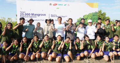 Membaur dengan Gen Z, Sekda Dewa Indra Ikuti Gerakan Tanam 1.000 Bibit Mangrove