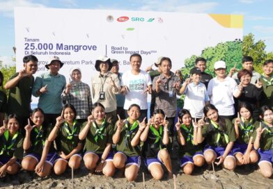 Membaur dengan Gen Z, Sekda Dewa Indra Ikuti Gerakan Tanam 1.000 Bibit Mangrove