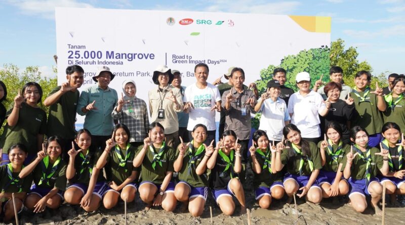 Membaur dengan Gen Z, Sekda Dewa Indra Ikuti Gerakan Tanam 1.000 Bibit Mangrove