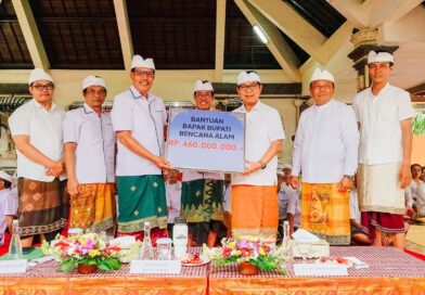 Bupati Adi Arnawa Hadiri Melaspas Pura Dalem Gede Abianbase, Serahkan Bantuan Kebencanaan Rp 460 Juta