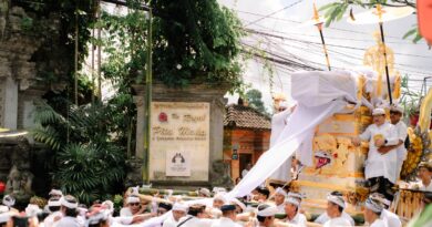 Persembahan Taman Dedari untuk Griya Gede Simpangan Manuaba Bunutan pada Upacara Palebon Ida Pedanda Istri Purnama