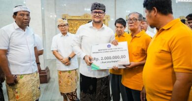 Salurkan Bansos Hari Raya Waisak Untuk Umat Buddha, Bupati dan Wabup Badung Gaungkan Moderasi Beragama di Kuta