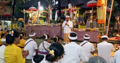 Bupati Adi Arnawa Hadiri Puncak Piodalan di Pura Dalem Puri Bongkasa