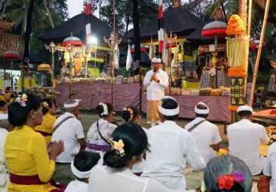 Bupati Adi Arnawa Hadiri Puncak Piodalan di Pura Dalem Puri Bongkasa