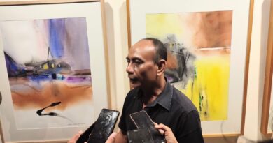 Pameran Tunggal Mahendra Mangku di Komaneka Gallery: “Yang Tersisa Dalam Air, Waktu, Keheningan, dan Jejak Kemunculan” Pameran Tunggal Mahendra Mangku di Komaneka Gallery: “Yang Tersisa Dalam Air, Waktu, Keheningan, dan Jejak Kemunculan”