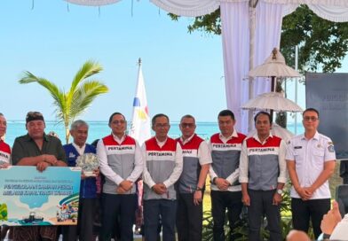 Sekda Badung Hadiri Peluncuran Kapal Trash Skimmer dan Penyerahan Seragam Sekolah di Kuta