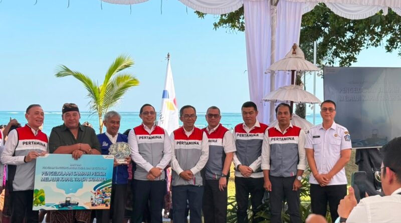 Sekda Badung Hadiri Peluncuran Kapal Trash Skimmer dan Penyerahan Seragam Sekolah di Kuta