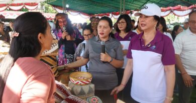 Hadiri Berbelanja dan Berbagi TP PKK di Buleleng, Ny. Seniasih Giri Prasta Ajak UMKM Geliatkan Perekonomian Lokal