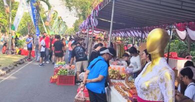 FKLJK Bali Gelar Pasar Murah Pekenan Galungan dan Kuningan di Renon, Dalam Sejam 15 Ribu Canang Terjual FKLJK Bali Gelar Pasar Murah Pekenan Galungan dan Kuningan di Renon, Dalam Sejam 15 Ribu Canang Terjual