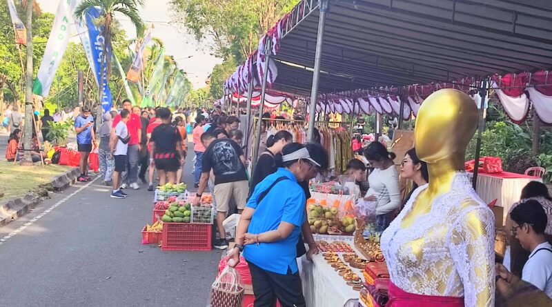 FKLJK Bali Gelar Pasar Murah Pekenan Galungan dan Kuningan di Renon, Dalam Sejam 15 Ribu Canang Terjual FKLJK Bali Gelar Pasar Murah Pekenan Galungan dan Kuningan di Renon, Dalam Sejam 15 Ribu Canang Terjual