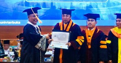 Kepala Bappeda Bali Raih Doktor Administrasi Publik di Universitas Terbuka Kepala Bappeda Bali Raih Doktor Administrasi Publik di Universitas Terbuka