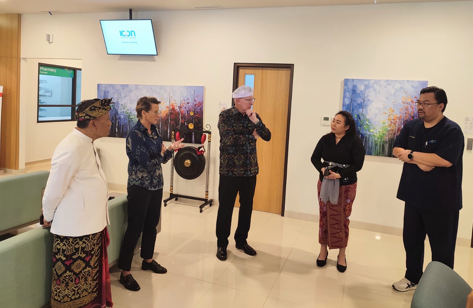 David dan rombongan mengunjungi Bali International Hospital KEK Sanur.