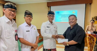 Asisten Administrasi Umum Badung Serahkan Santunan Kepada Pensiunan dan Ahli Waris ASN Asisten Administrasi Umum Badung Serahkan Santunan Kepada Pensiunan dan Ahli Waris ASN
