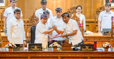 Pemkab Badung dan DPRD Badung Sepakati KUA-PPAS 2027, Belanja Daerah Tembus Rp 14,2 Triliun Pemkab Badung dan DPRD Badung Sepakati KUA-PPAS 2027, Belanja Daerah Tembus Rp 14,2 Triliun