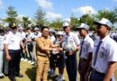 Tanamkan Budaya Tertib Lalu Lintas, Bupati Adi Arnawa Bagi-Bagi Helm di SMAN 2 Abiansemal