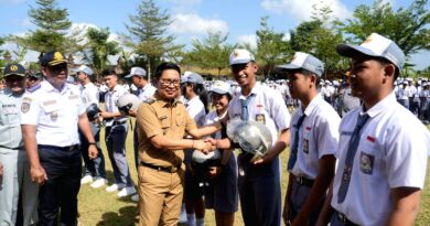 Tanamkan Budaya Tertib Lalu Lintas, Bupati Adi Arnawa Bagi-Bagi Helm di SMAN 2 Abiansemal Tanamkan Budaya Tertib Lalu Lintas, Bupati Adi Arnawa Bagi-Bagi Helm di SMAN 2 Abiansemal