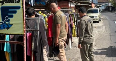 Satpol PP Denpasar Tertibkan Pedagang Di Atas Trotoar Satpol PP Denpasar Tertibkan Pedagang Di Atas Trotoar