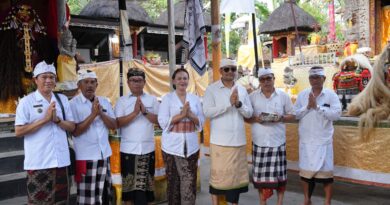 Wabup Bagus Alit Sucipta Ikuti Prosesi Ngetus Ida Betara Tapakan di Pura Dalem Korya Wabup Bagus Alit Sucipta Ikuti Prosesi Ngetus Ida Betara Tapakan di Pura Dalem Korya