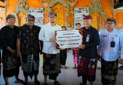 Komitmen Sapta Kriya Adi Cipta, Wabup Bagus Alit Sucipta Serahkan Ratusan Bantuan Perumahan dan Disabilitas Komitmen Sapta Kriya Adi Cipta, Wabup Bagus Alit Sucipta Serahkan Ratusan Bantuan Perumahan dan Disabilitas
